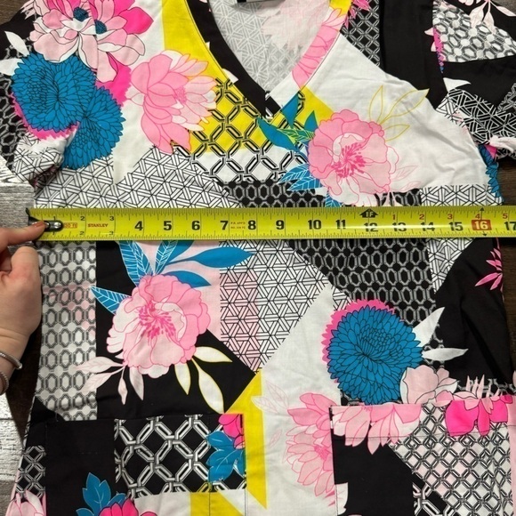 Grey’s Anatomy Geo Blossom Scrub Top Size XS Women - Picture 8 of 9